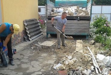 Завантаження сміття лопатою